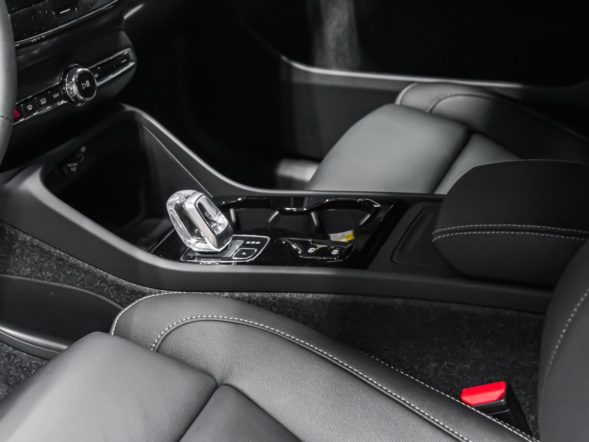 Volvo XC40 Plus (Dark Theme) 2026-6