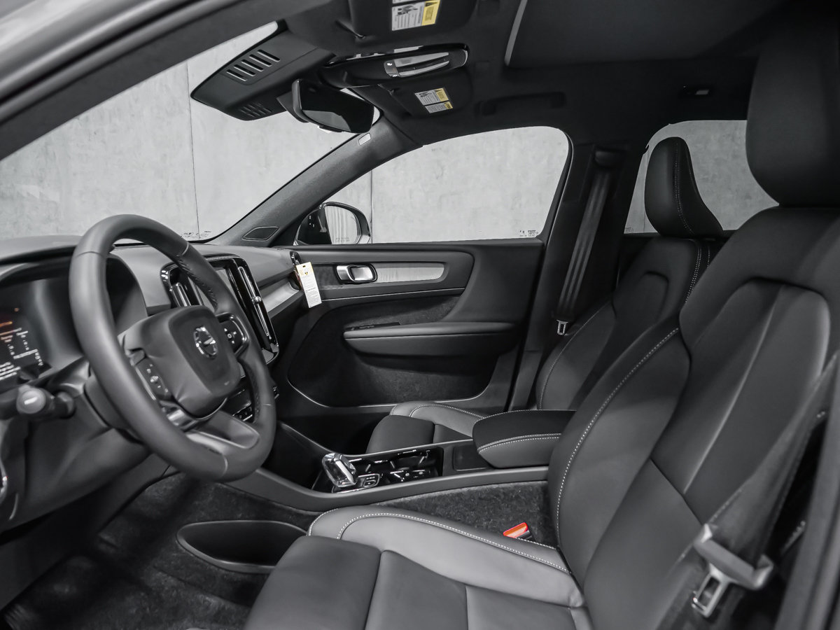 Volvo XC40 Plus (Dark Theme) 2026-9