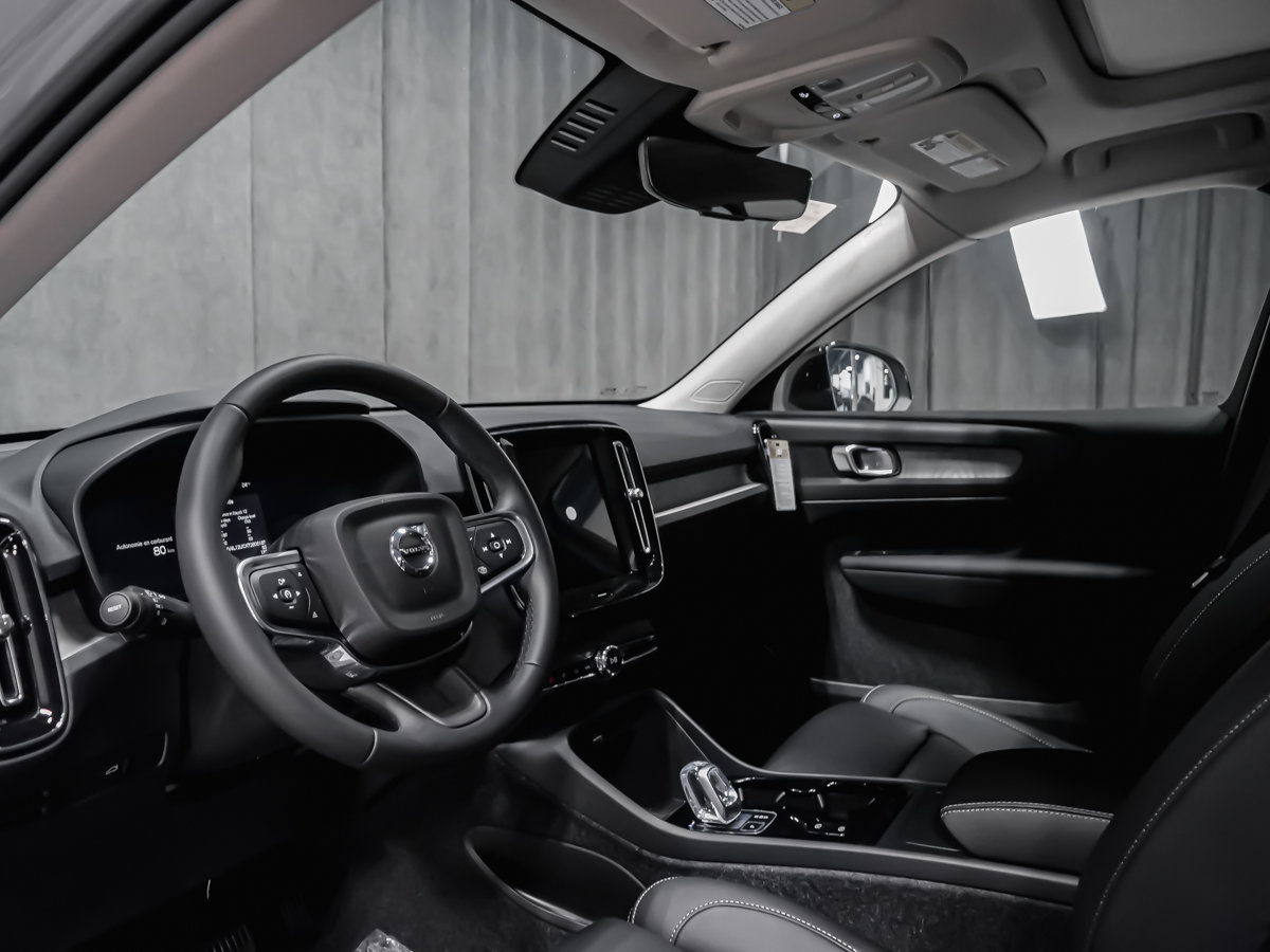2026 Volvo XC40 Plus (Dark Theme)-5