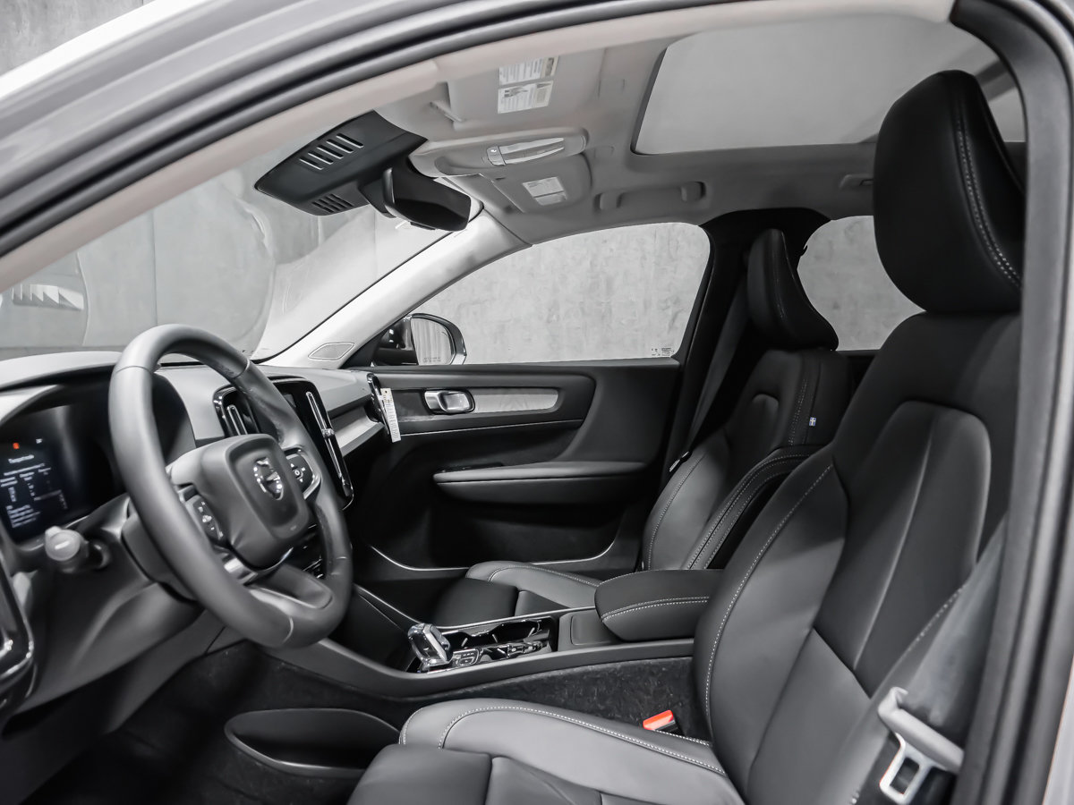 2026 Volvo XC40 Plus (Dark Theme)-9