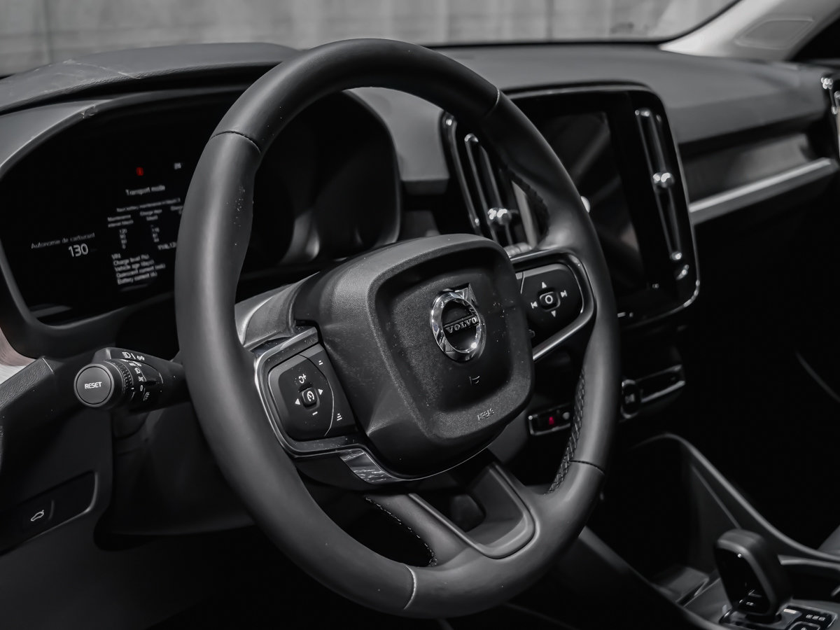 2026 Volvo XC40 Core (Dark Theme)-7