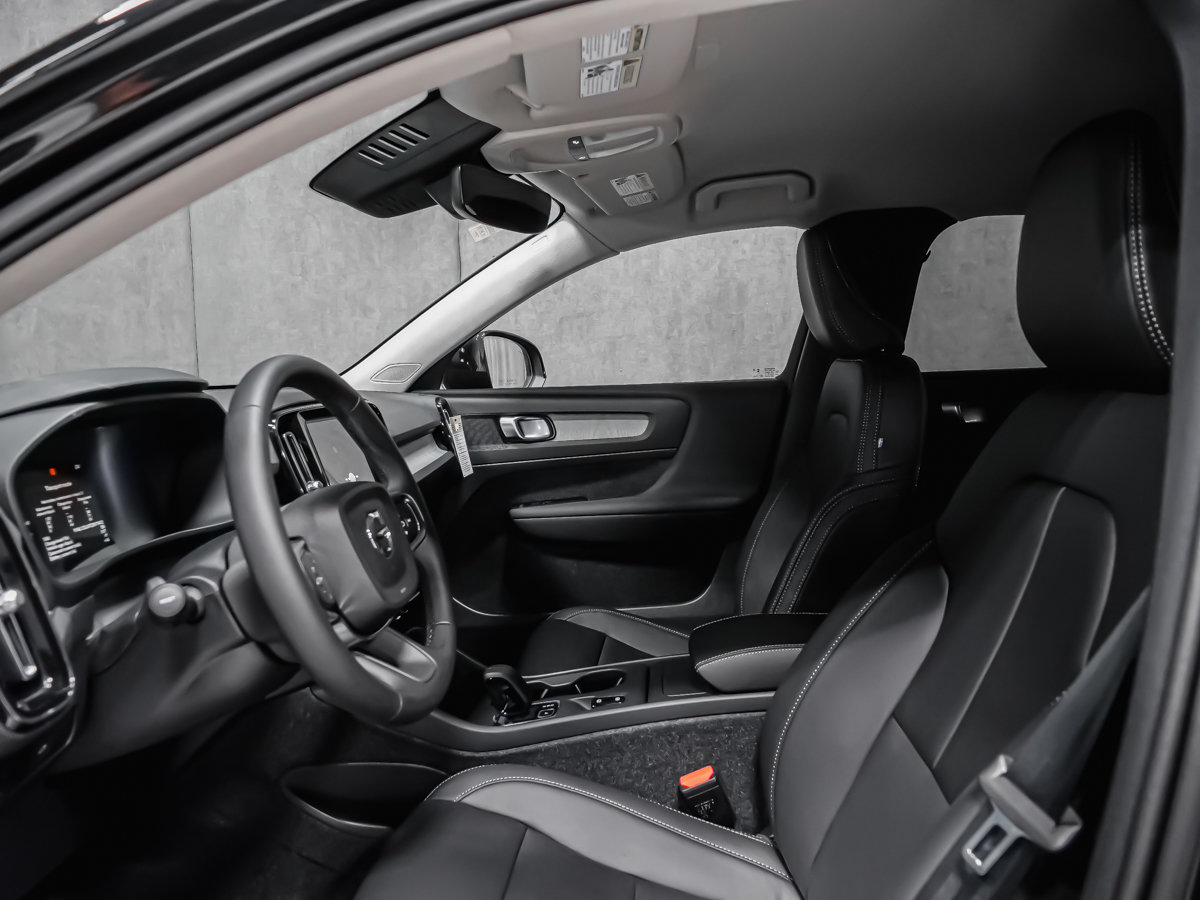 2026 Volvo XC40 Core (Dark Theme)-9