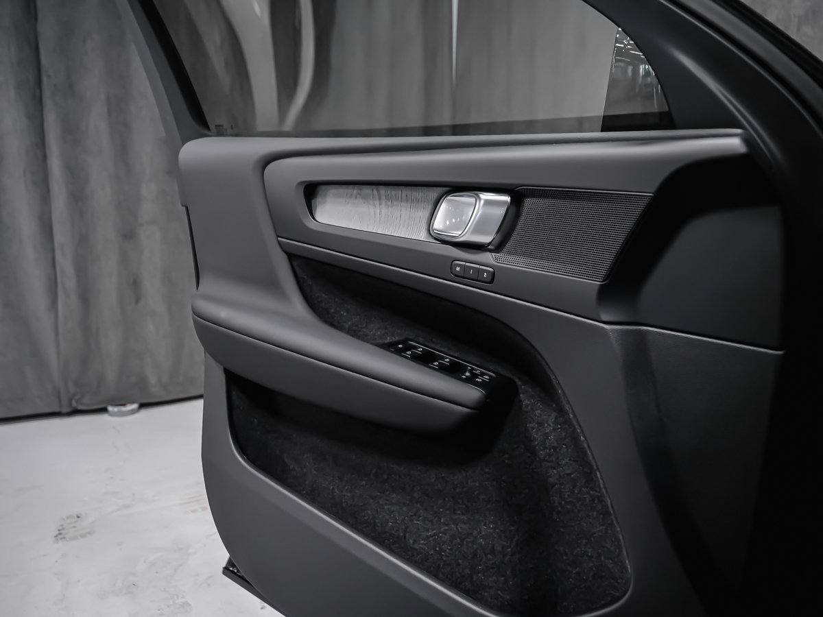 2026 Volvo XC40 Core (Dark Theme)-8