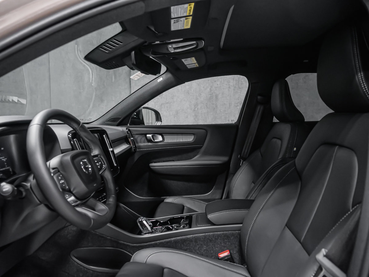 Volvo XC40 Plus (Dark Theme) 2026-9