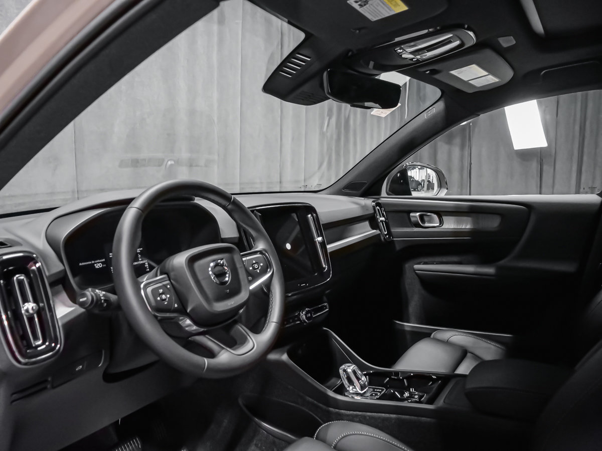 Volvo XC40 Plus (Dark Theme) 2026-5