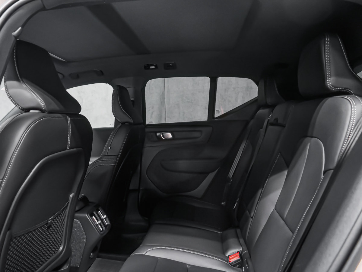 Volvo XC40 Plus (Dark Theme) 2026-10