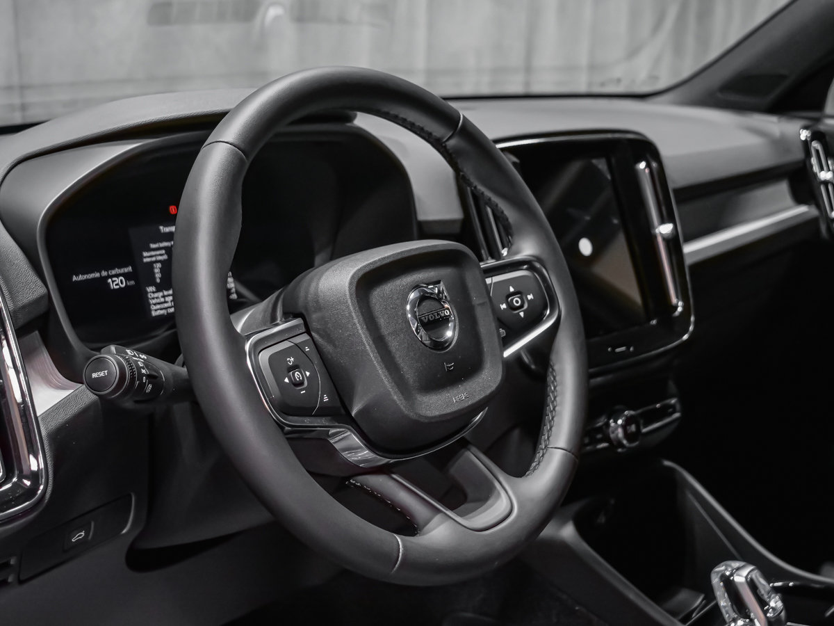 Volvo XC40 Plus (Dark Theme) 2026-7