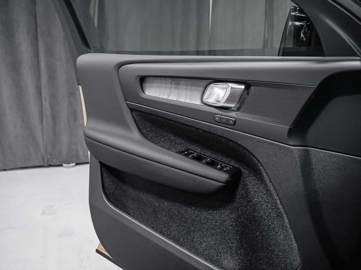 Volvo XC40 Plus (Dark Theme) 2026-8