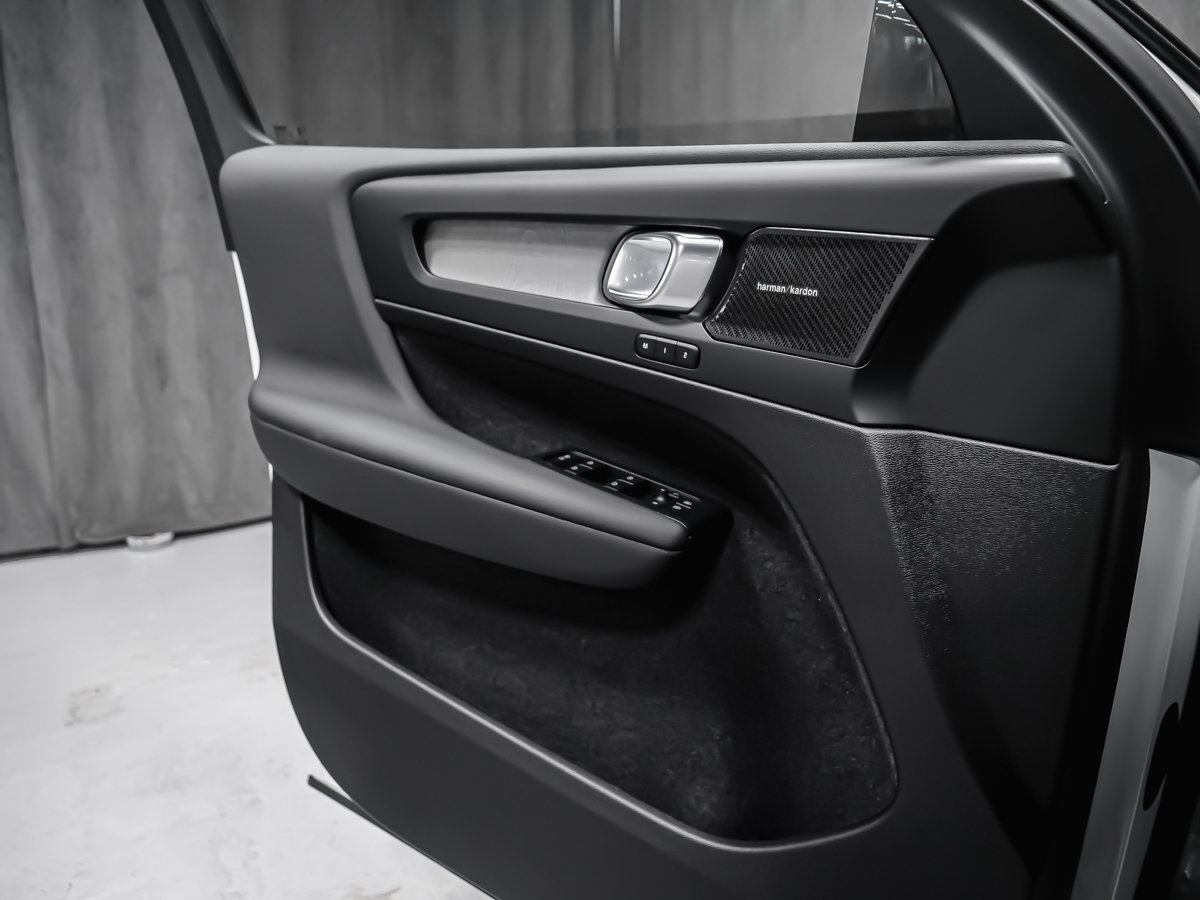 2026 Volvo XC40 Ultra (Dark Theme)-8