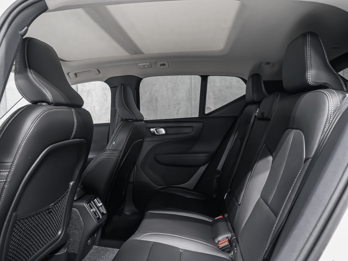 2026 Volvo XC40 Ultra (Dark Theme)-11
