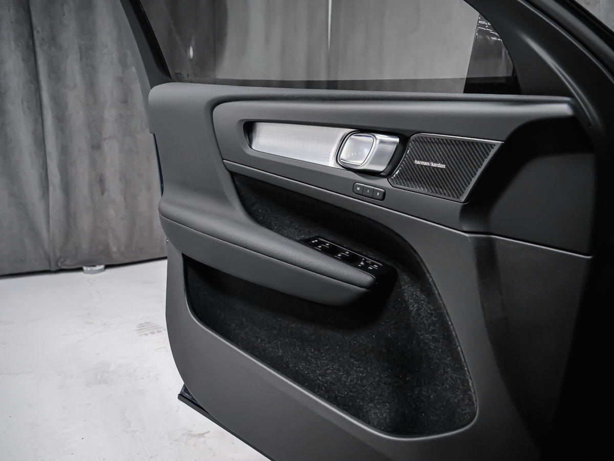 Volvo XC40 Ultra Black Edition 2026-8