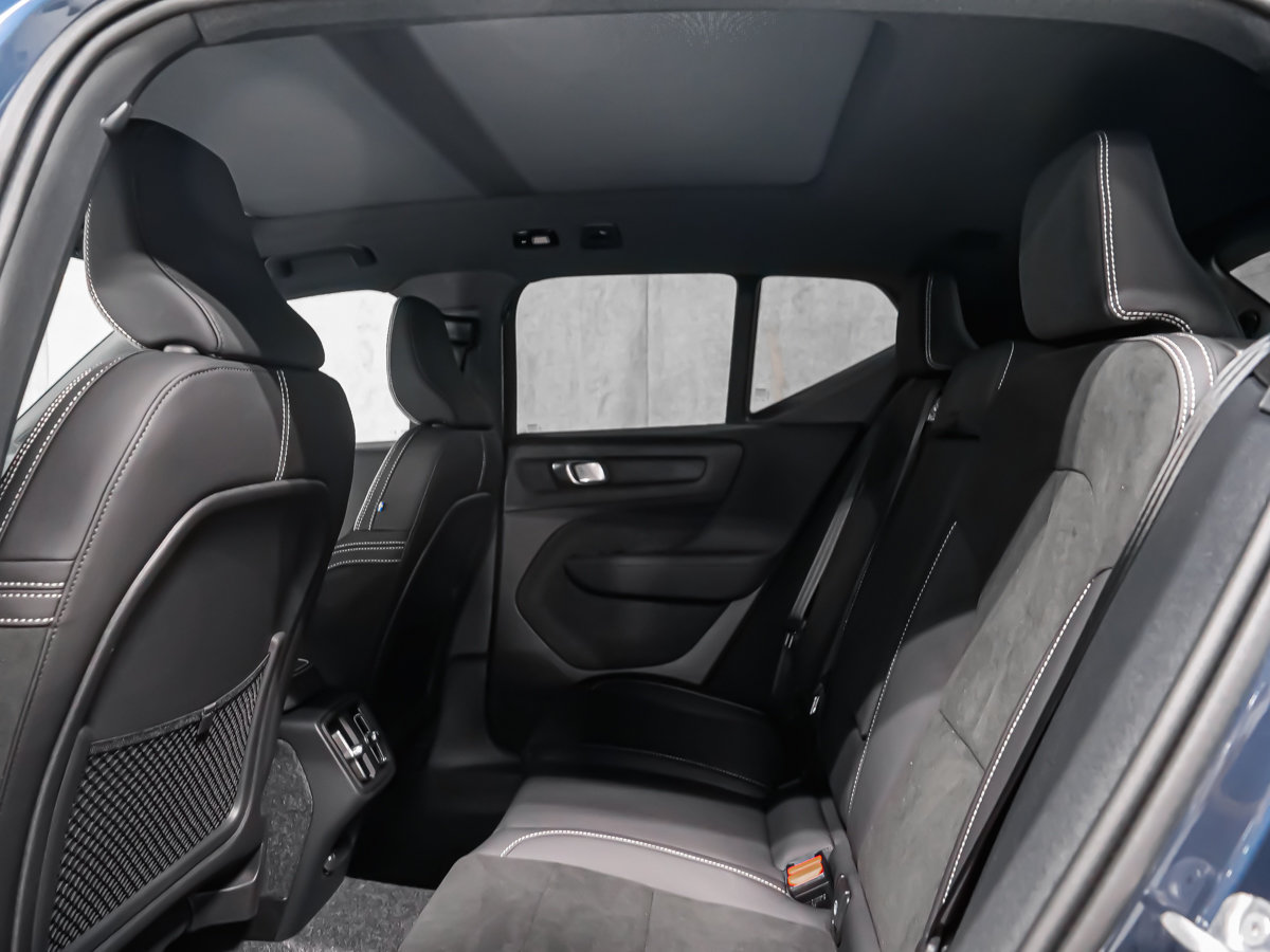 Volvo XC40 Ultra Black Edition 2026-11