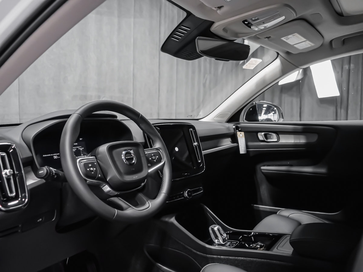 Volvo XC40 Plus (Dark Theme) 2026-6