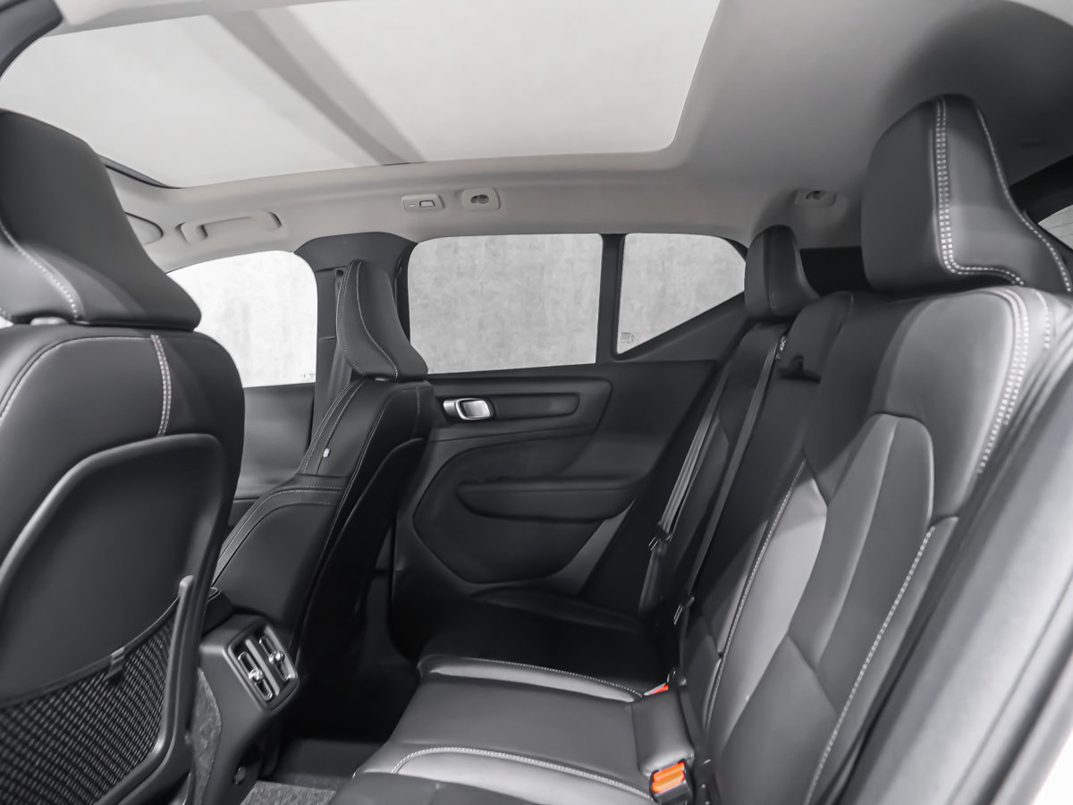 Volvo XC40 Plus (Dark Theme) 2026-11