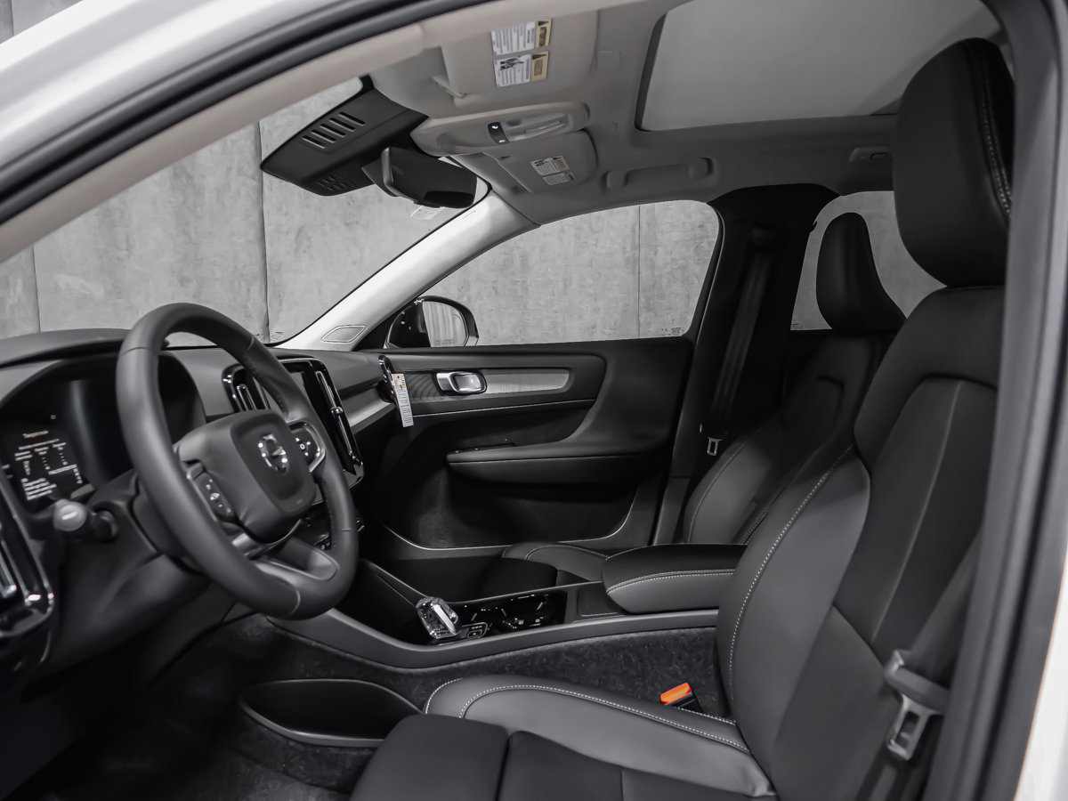 Volvo XC40 Plus (Dark Theme) 2026-10