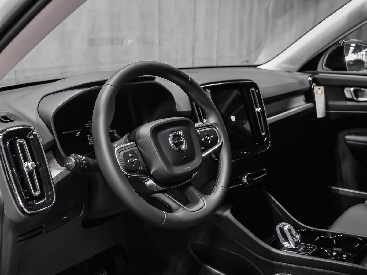 Volvo XC40 Plus (Dark Theme) 2026-8