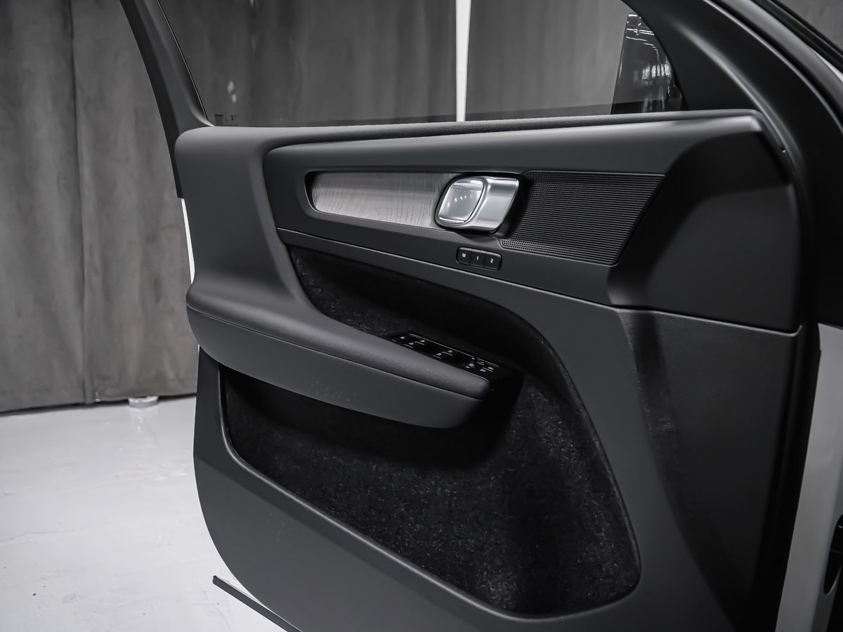 Volvo XC40 Plus (Dark Theme) 2026-9