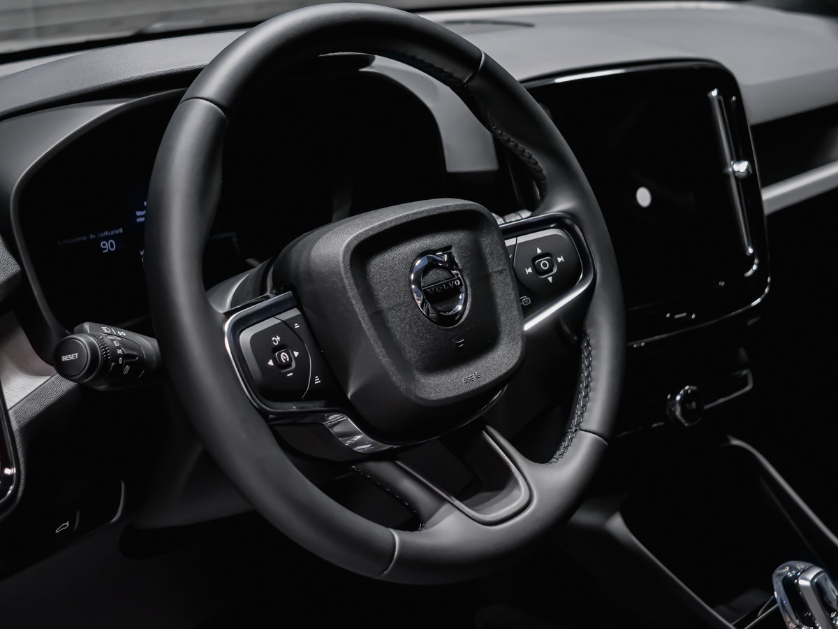 Volvo XC40 Plus (Dark Theme) 2026-7
