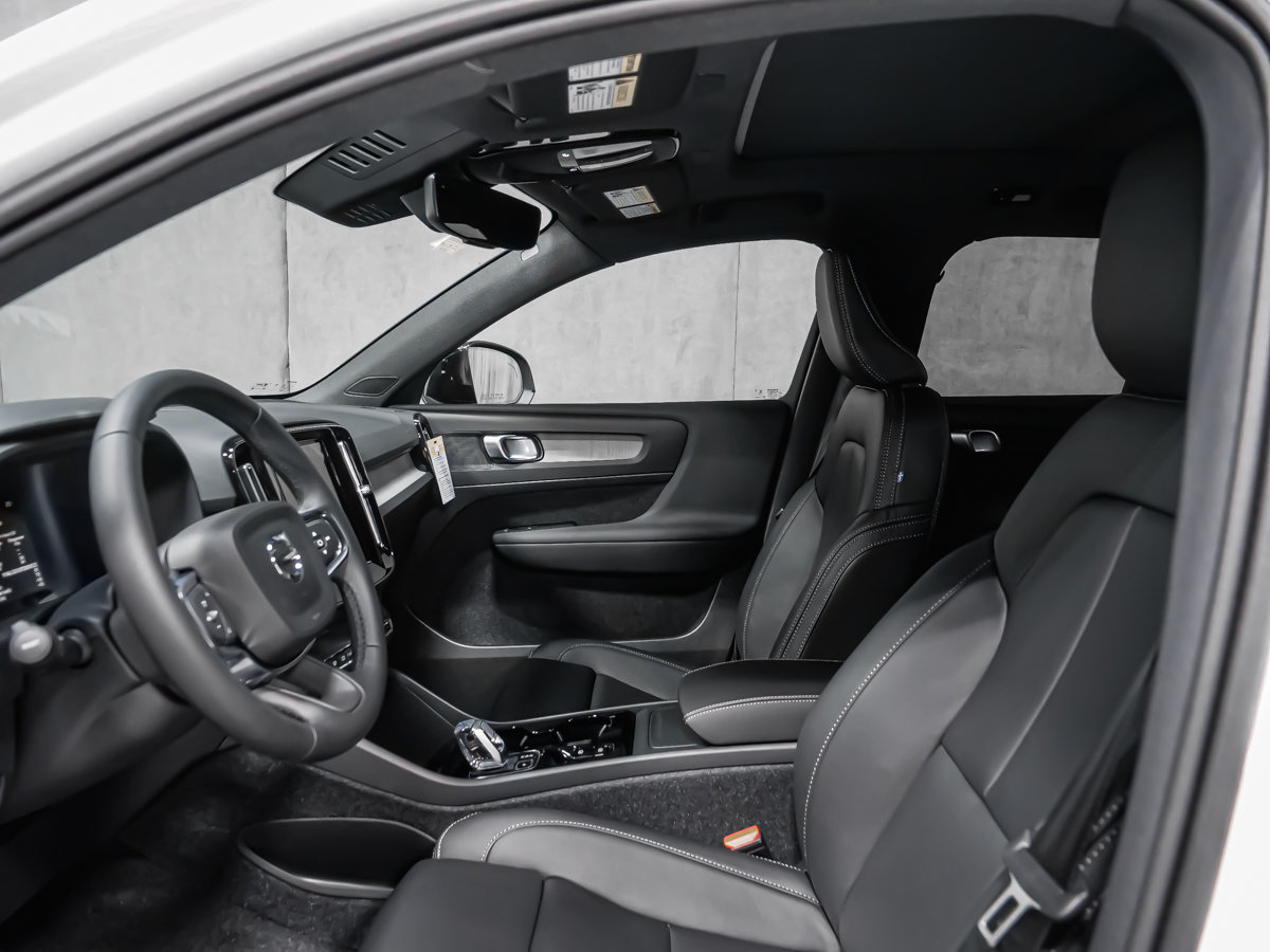 Volvo XC40 Plus (Dark Theme) 2026-9