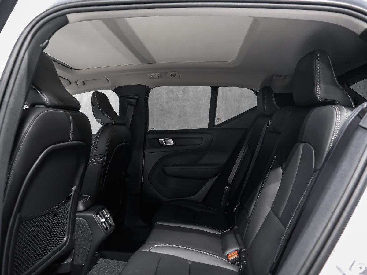 Volvo XC40 Ultra (Dark Theme) 2026-10