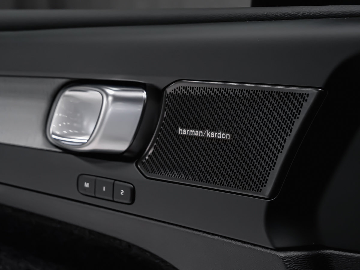 Volvo XC40 Ultra (Dark Theme) 2026-8