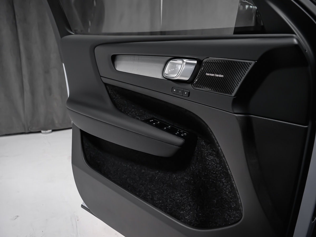 Volvo XC40 Ultra (Dark Theme) 2026-7