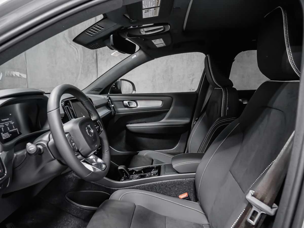 2026 Volvo XC40 Plus (Dark Theme)-9