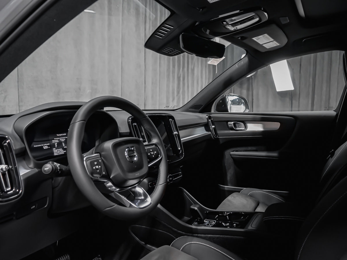 2026 Volvo XC40 Plus (Dark Theme)-5