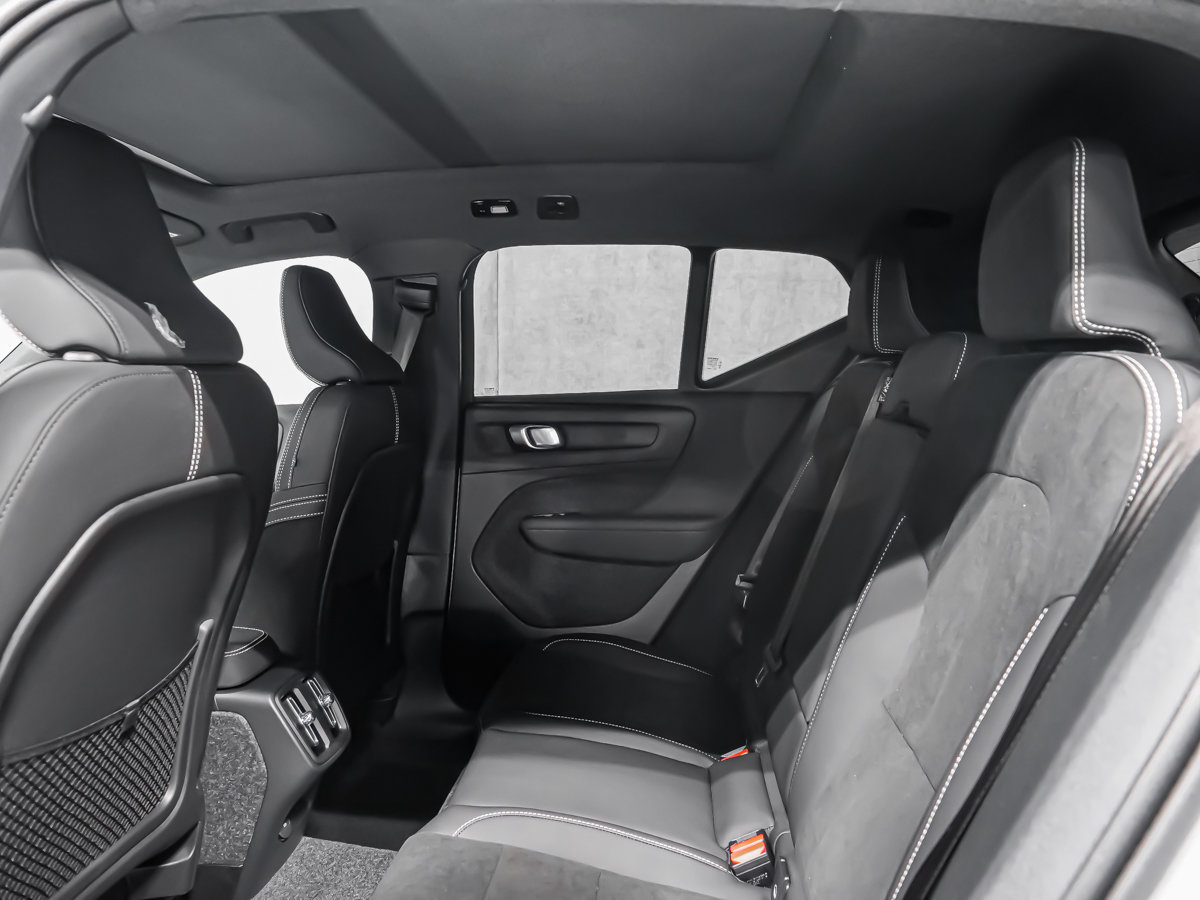 2026 Volvo XC40 Plus (Dark Theme)-10