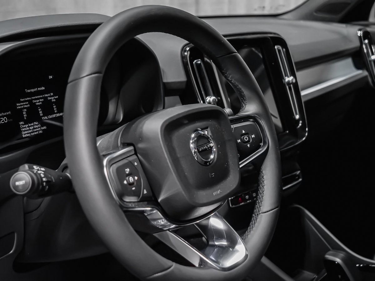 2026 Volvo XC40 Plus (Dark Theme)-7
