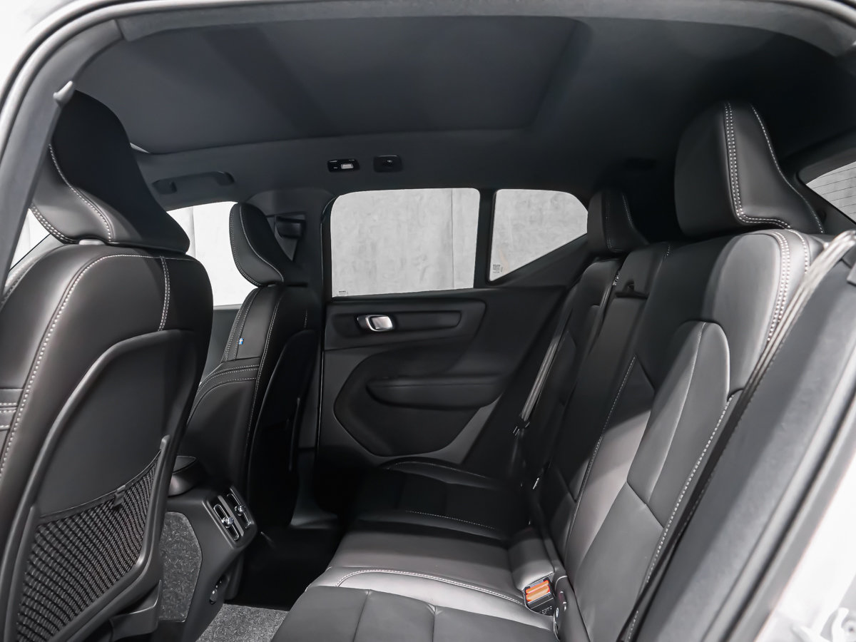 Volvo XC40 Ultra (Dark Theme) 2026-11