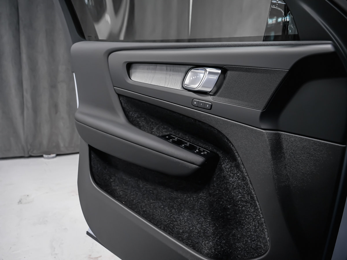 Volvo XC40 Plus (Dark Theme) 2026-8
