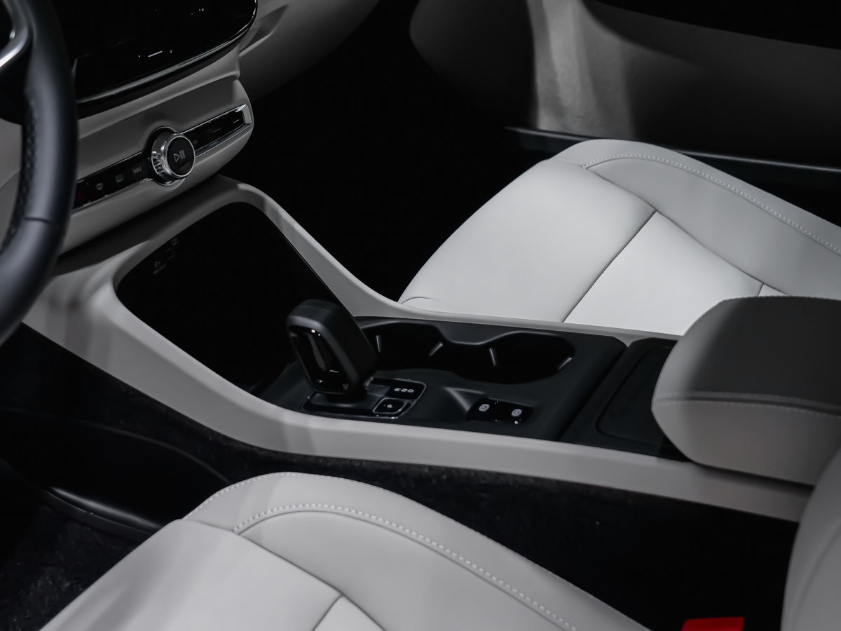 2026 Volvo XC40 Core (Dark Theme)-6