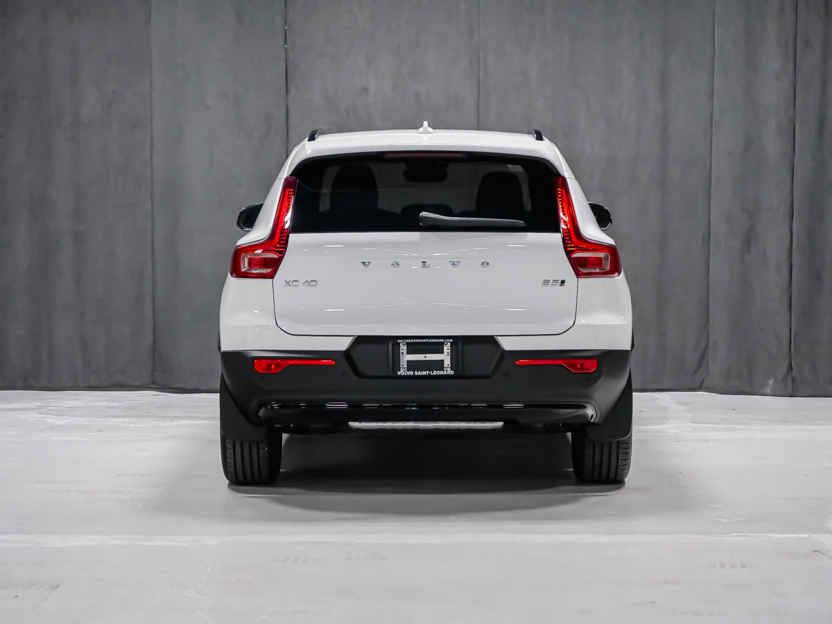2026 Volvo XC40 Core (Dark Theme)-4