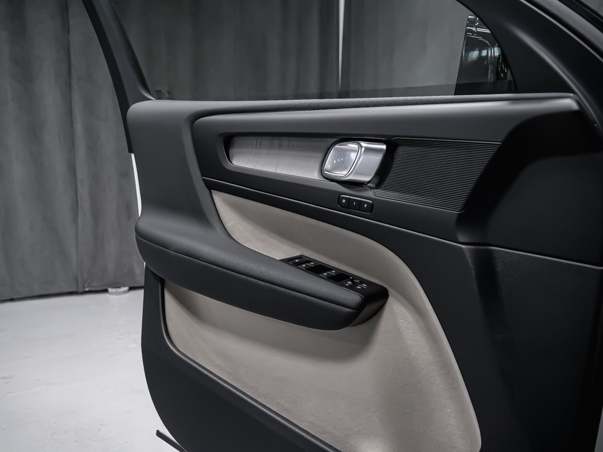 2026 Volvo XC40 Core (Dark Theme)-8