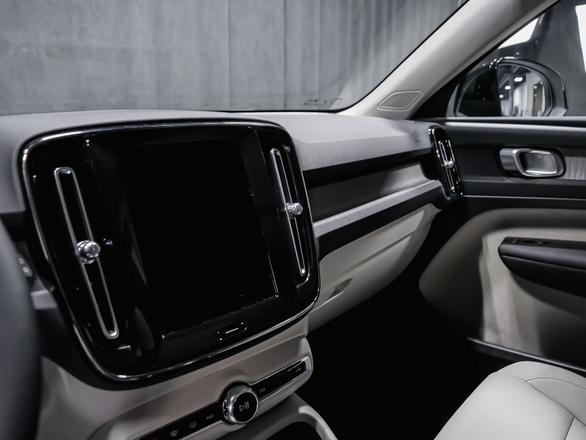 2026 Volvo XC40 Core (Dark Theme)-9