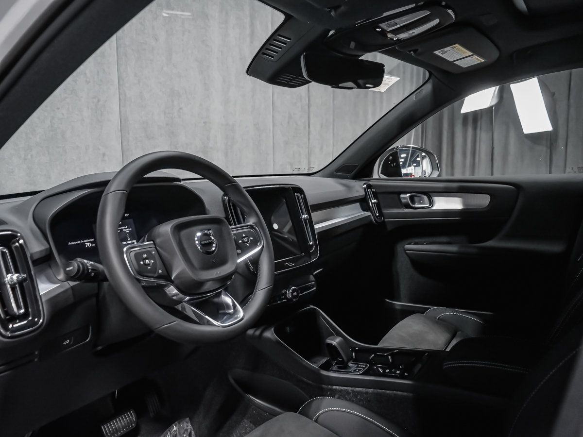 Volvo XC40 Plus (Dark Theme) 2026-5