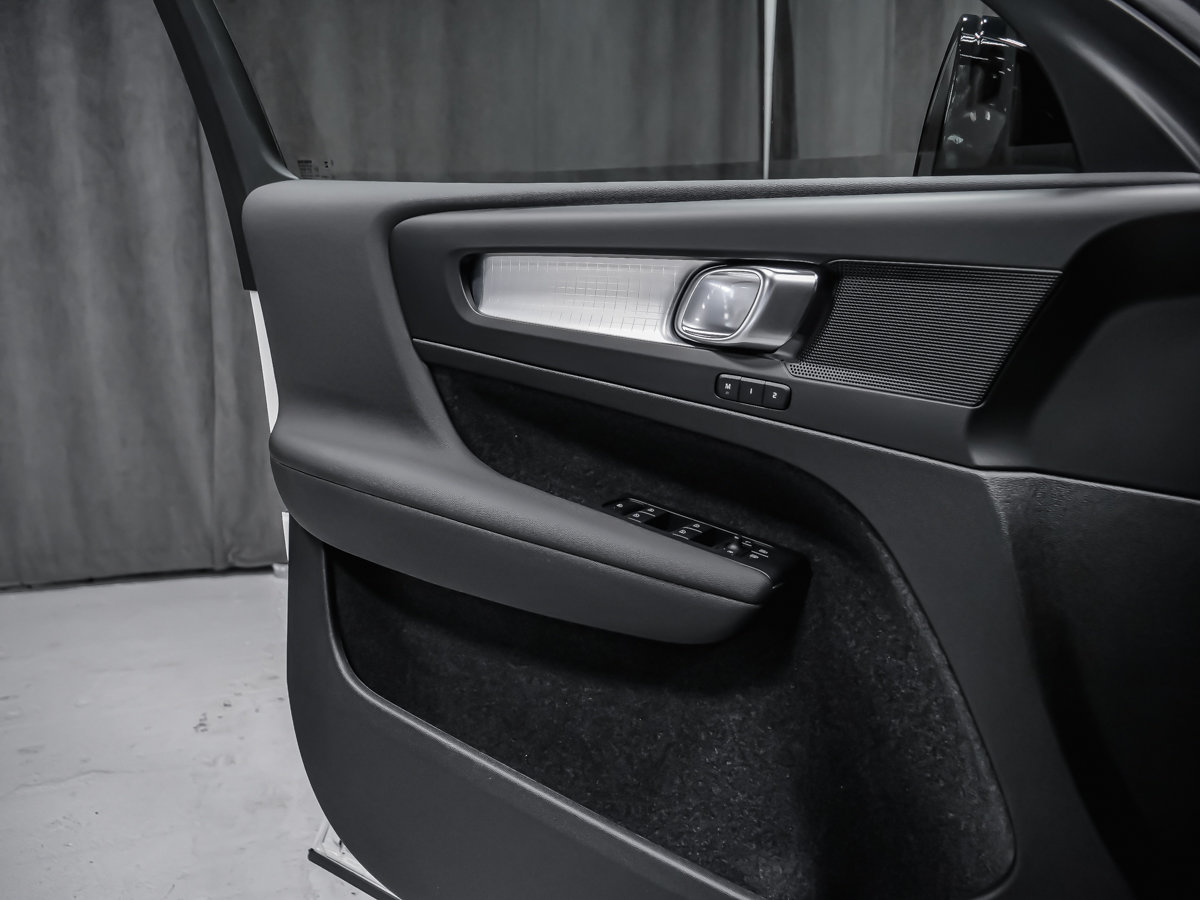 Volvo XC40 Plus (Dark Theme) 2026-8