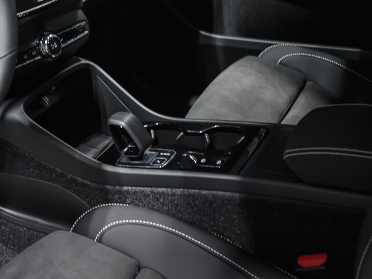 Volvo XC40 Plus (Dark Theme) 2026-6