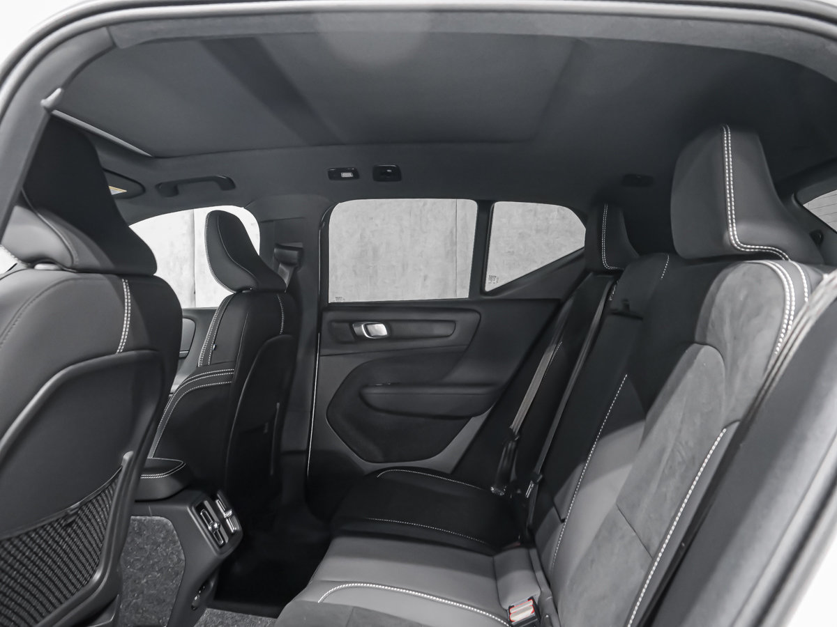 Volvo XC40 Plus (Dark Theme) 2026-11