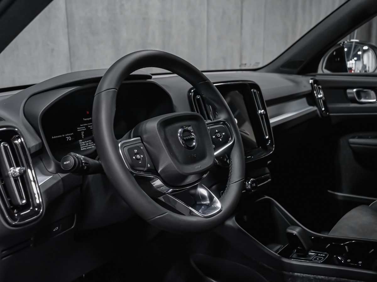 Volvo XC40 Plus (Dark Theme) 2026-7