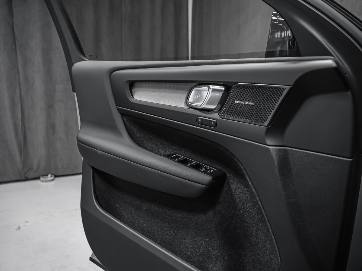 2026 Volvo XC40 Ultra (Dark Theme)-8