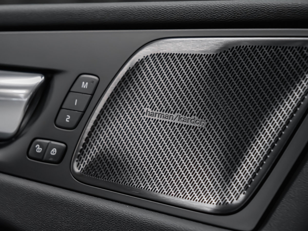 2026 Volvo XC60 Plug-in hybrid Ultra Black Edition-9