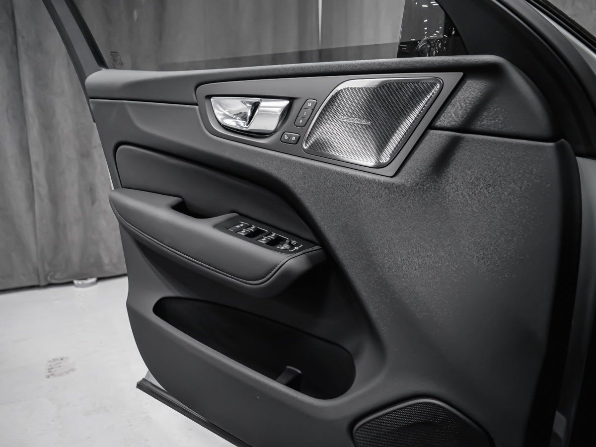 2026 Volvo XC60 Plug-in hybrid Ultra Black Edition-8