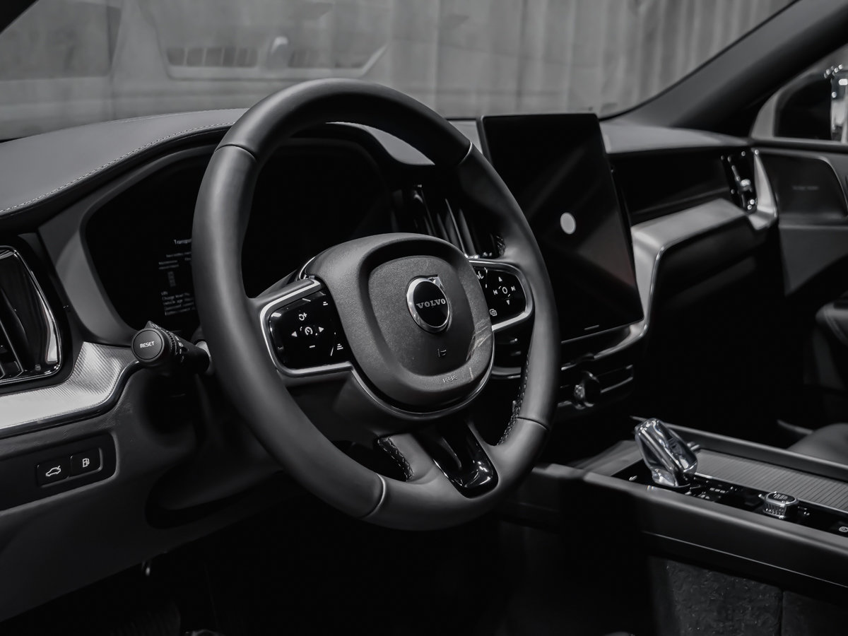 2026 Volvo XC60 Plug-in hybrid Ultra Black Edition-7
