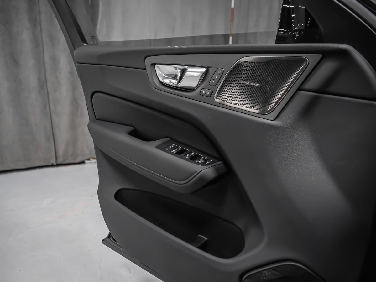 Volvo XC60 Plug-in hybrid Ultra Black Edition 2026-8