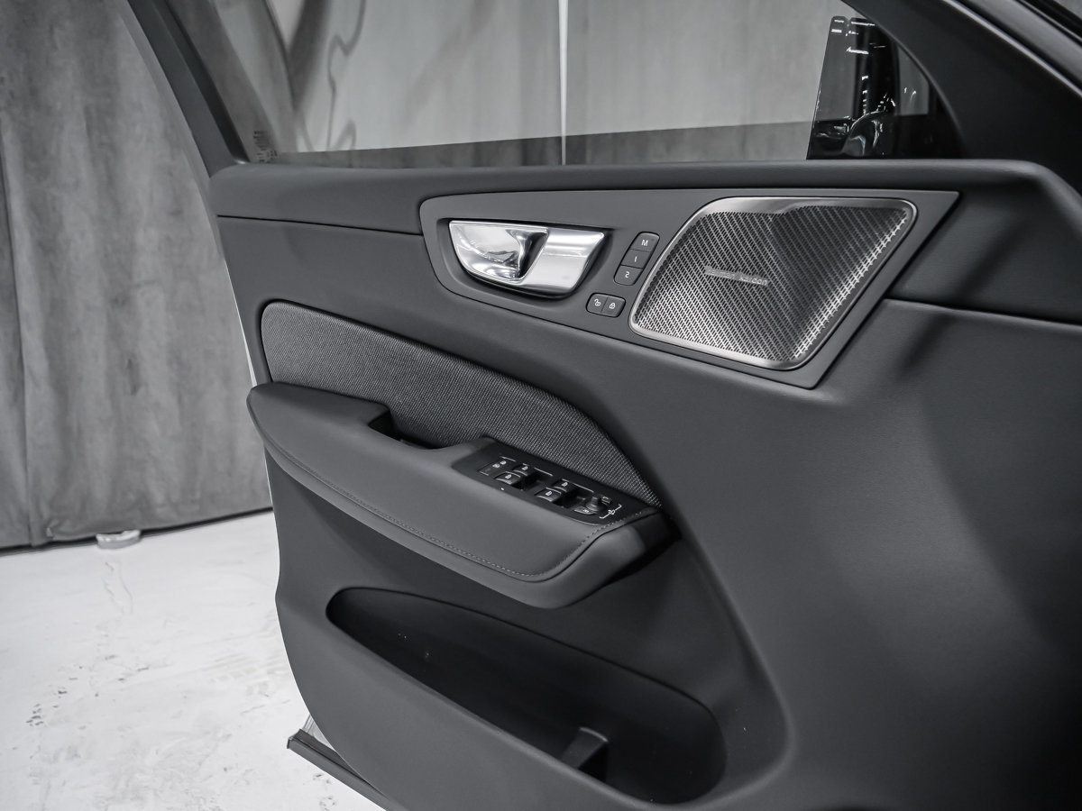 Volvo XC60 Plug-in hybrid Ultra Black Edition 2026-8