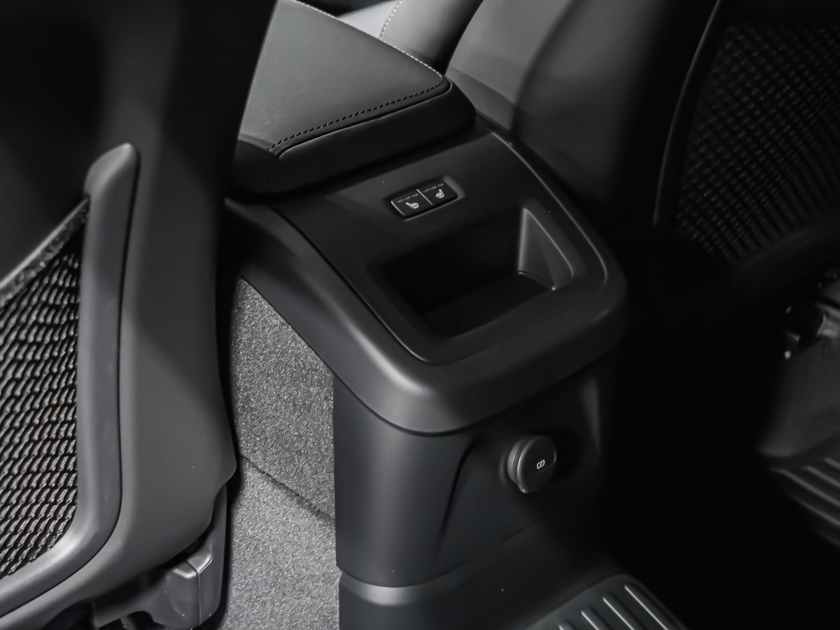 2026 Volvo XC60 Plug-in hybrid Ultra Black Edition-21