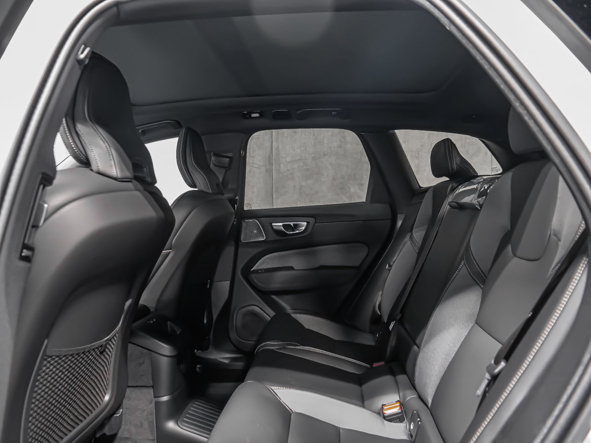 2026 Volvo XC60 Plug-in hybrid Ultra Black Edition-20