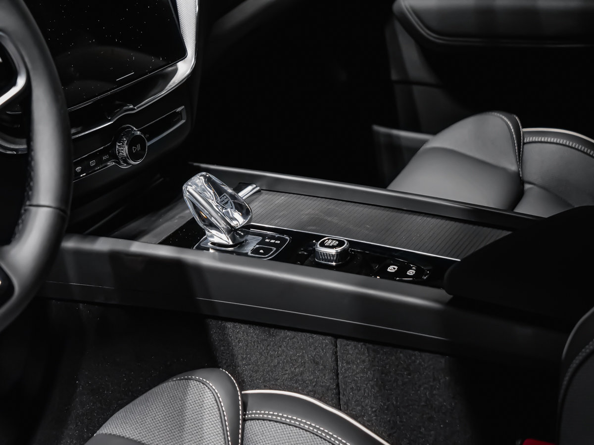 2026 Volvo XC60 Plug-in hybrid Ultra Black Edition-11